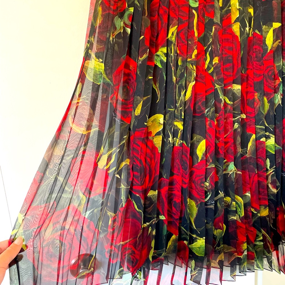 Dolce & Gabbana midi silk black and red floral skirt.